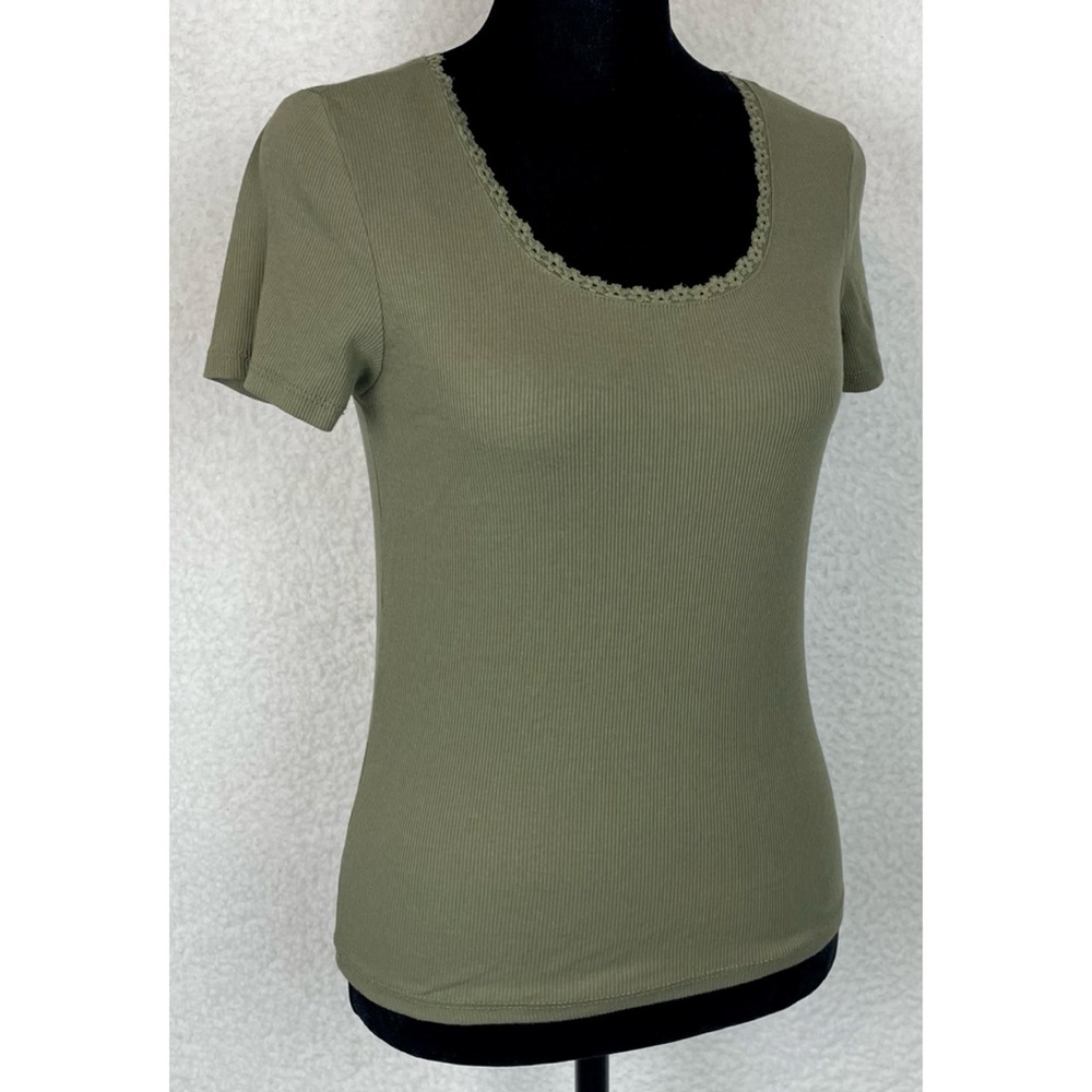 ACTIVE USA • Olive Green Floral Lace-Trimmed Ribbed Short Sleeve Tee, M - Picture 8 of 13